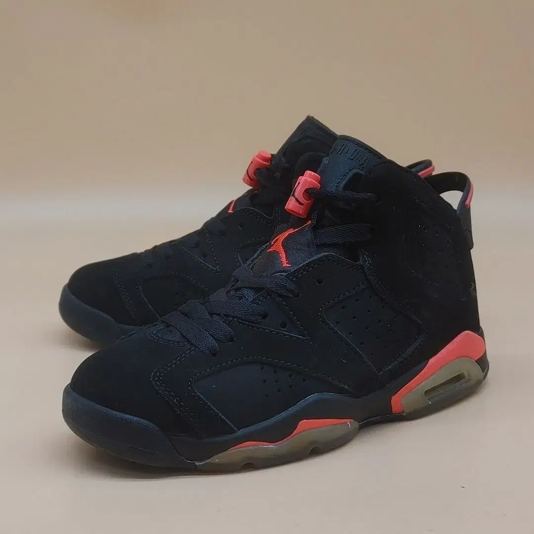 Nike Air Jordan 6 Retro Sneakers 235.