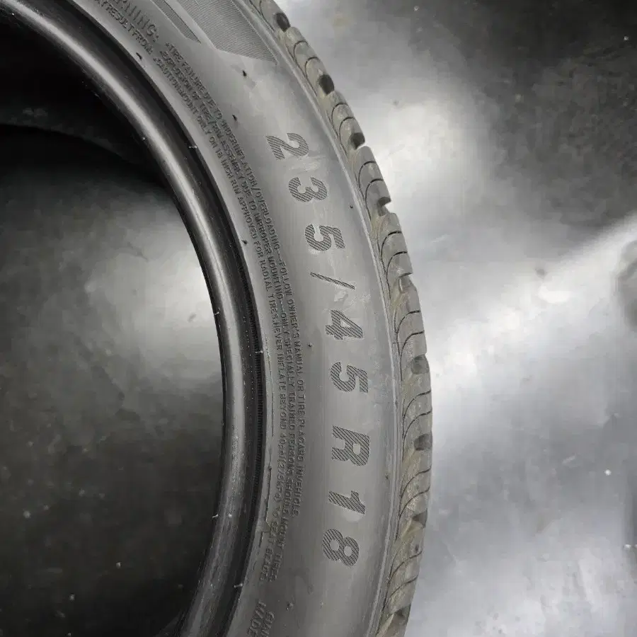 SUREGRIP A/S 235/45R18 40만원 판매합니다.