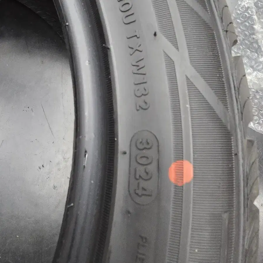 SUREGRIP A/S 235/45R18 40만원 판매합니다.