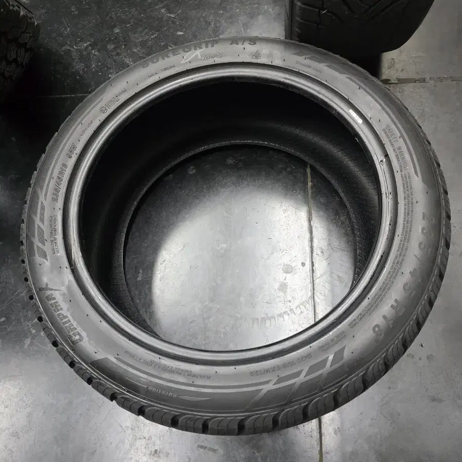 SUREGRIP A/S 235/45R18 40만원 판매합니다.