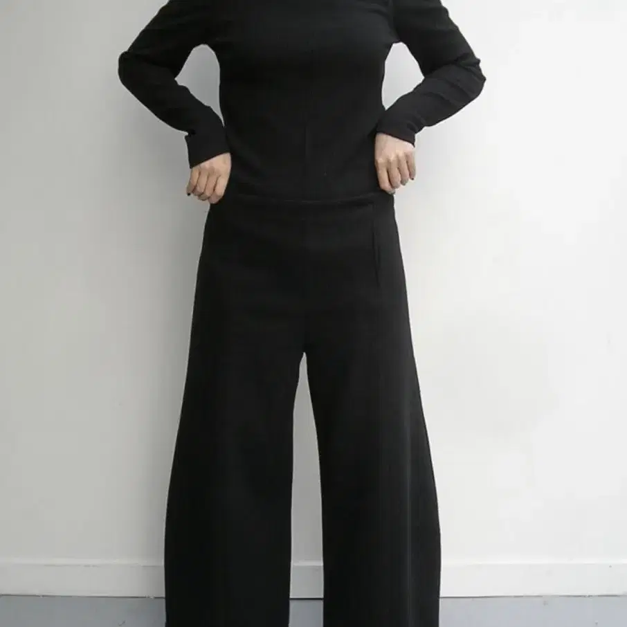 Eonts 에옹쓰  Zipper Turtleneck Top - Black