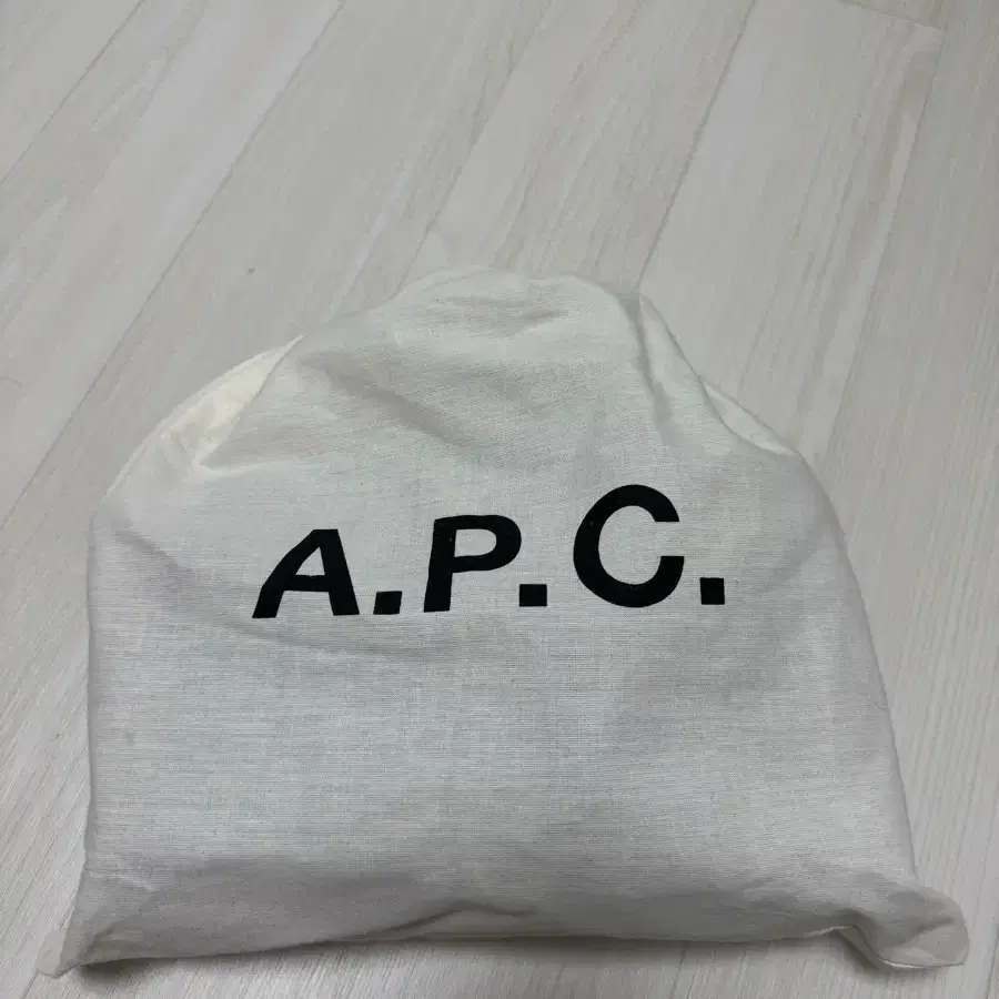 APC 정품 하프문백 블랙