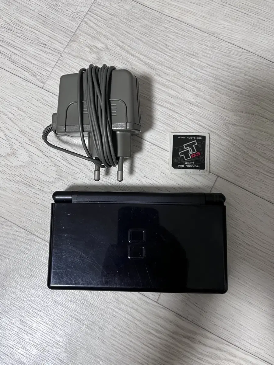 닌텐도 DS Lite 검정 + 충전기 + tt칩