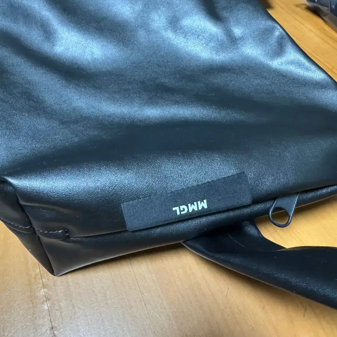 MMGL_VEGAN LEATHER MESSENGER BAG