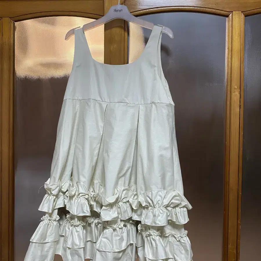 시눈 새상품  Frill Sleeveless Dress (Cream Ye