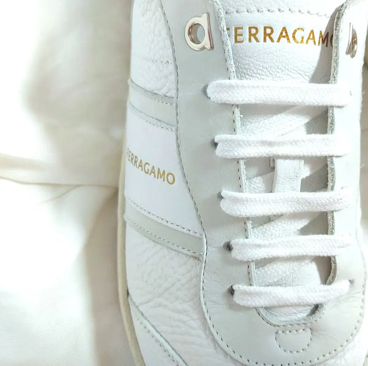 24 S/S 030418766117BIANCO 레더 페레가모 스니커즈