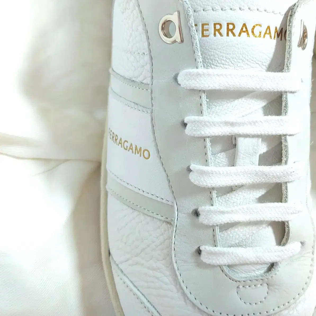 24 S/S 030418766117BIANCO 레더 페레가모 스니커즈