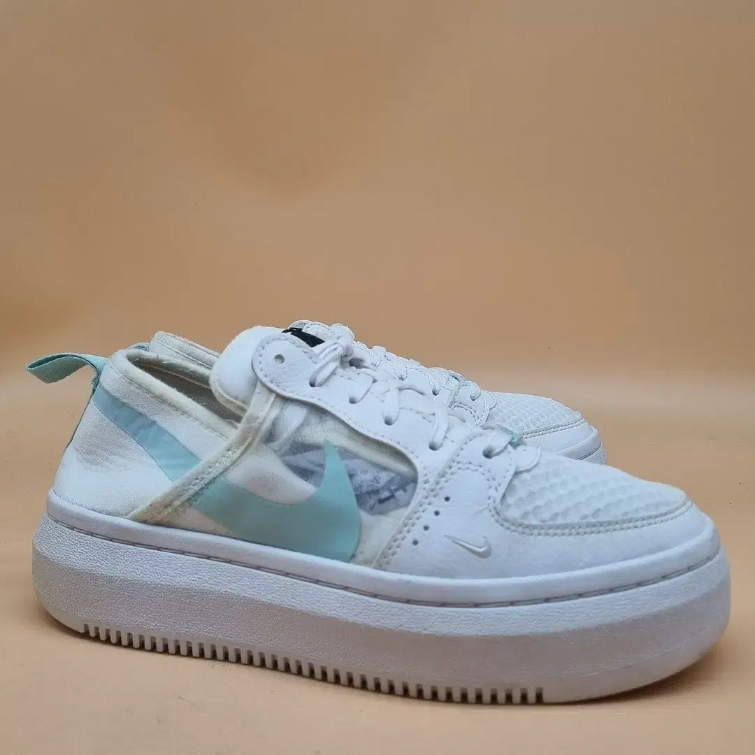 Nike Courtvision Alta. Sneakers245