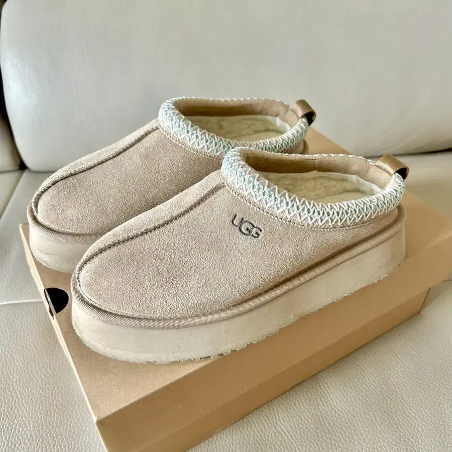 UGG 어그 타즈  샌드 사이즈 7 정품