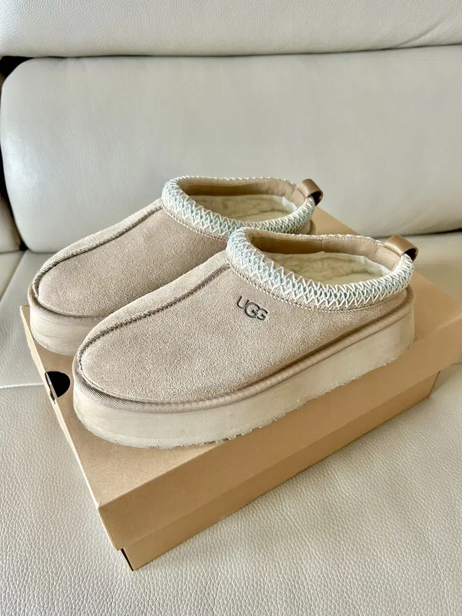 UGG 어그 타즈  샌드 사이즈 7 정품