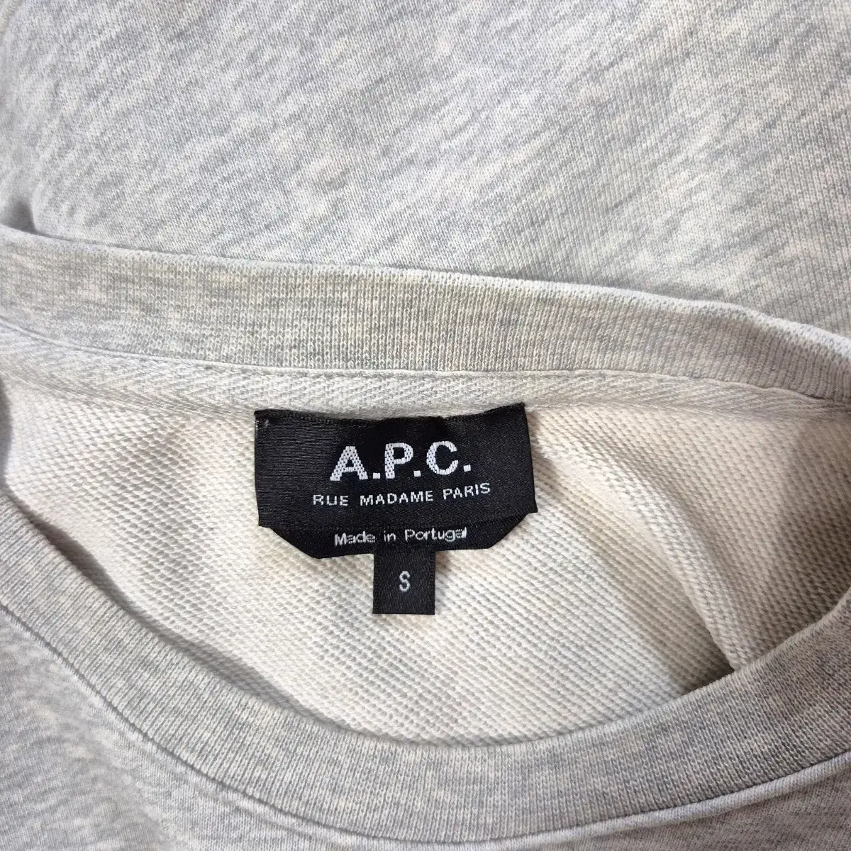 APC 아페쎄 루마담자수로고맨투맨 a499