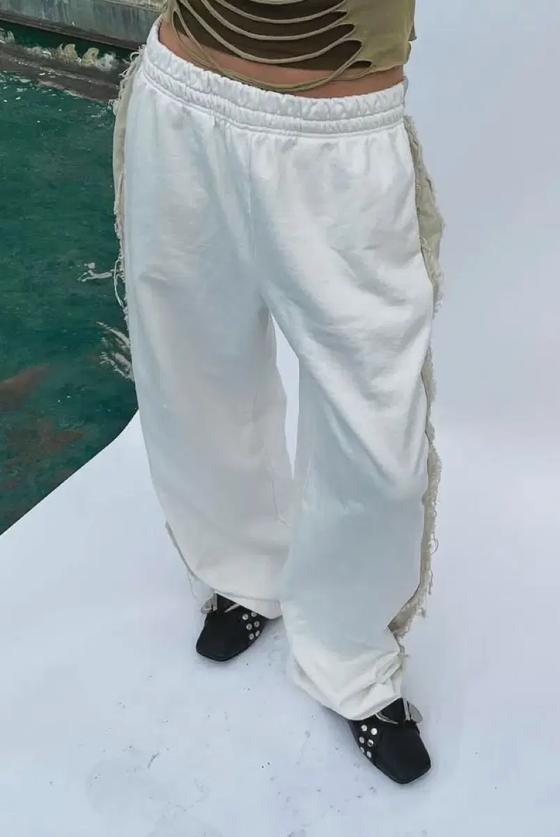 0tape 공테잎 side slash track pants white