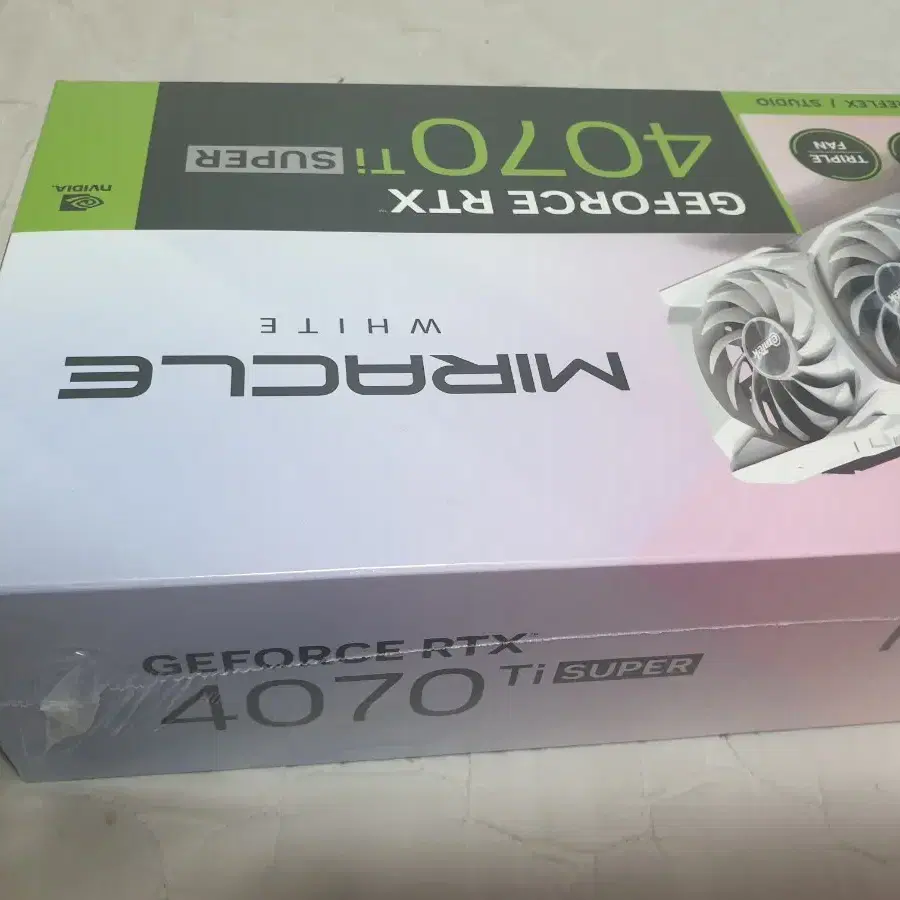 이엠텍 RTX4070TI SUPER MIRACLE WHITE 미개봉 신품