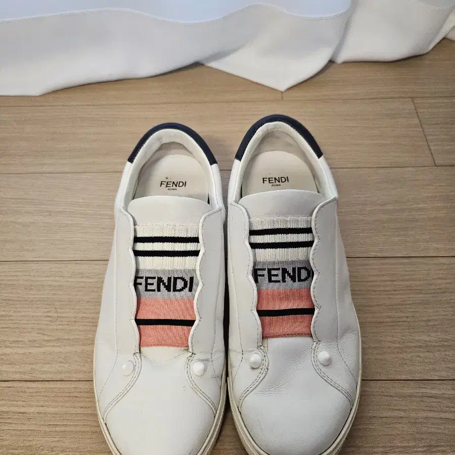 FENDI 펜디  여성 가죽 스니커즈 36 사이즈