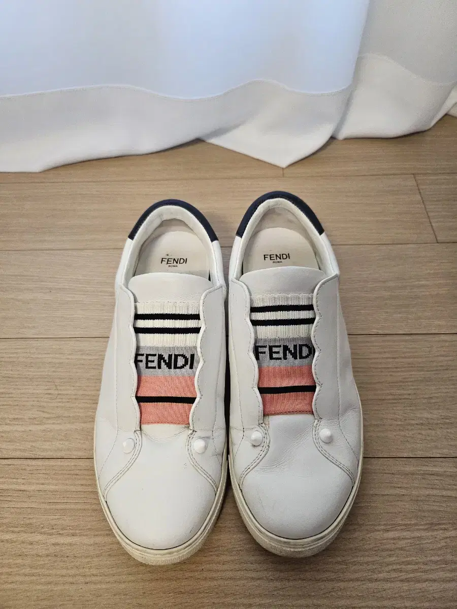 FENDI 펜디  여성 가죽 스니커즈 36 사이즈