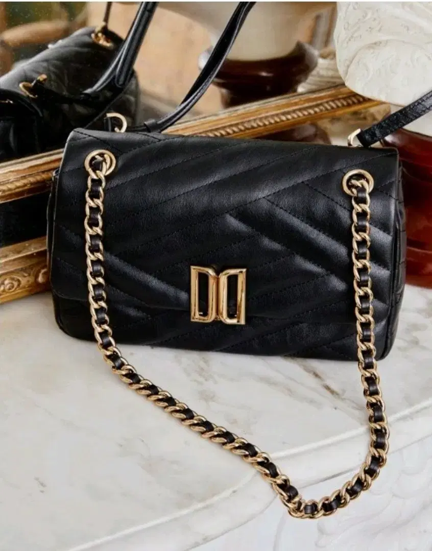 Quilted leather chain bag