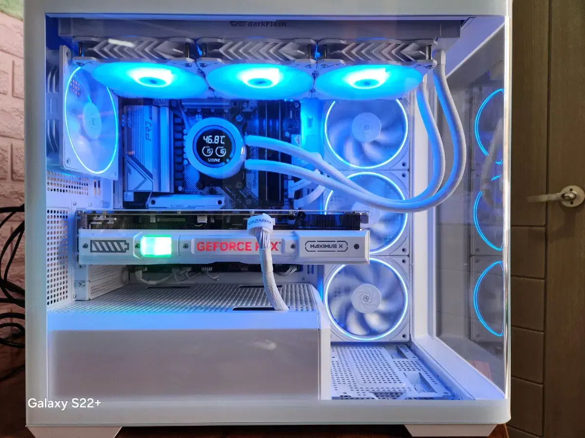 화이트 앤드급 게이밍 컴퓨터 (9800X3D RTX4080SUPER)