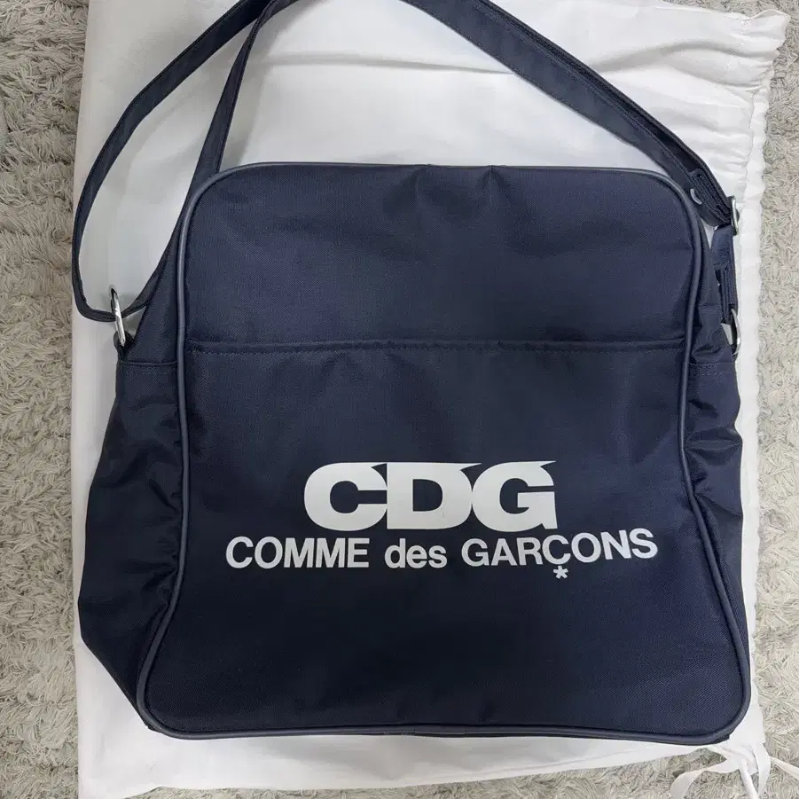 CDG 꼼데가르송 숄더백 네이비 (M)