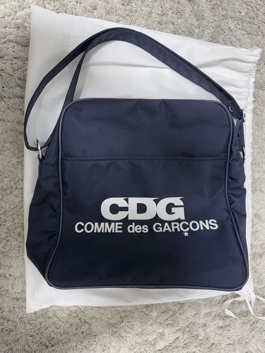 CDG 꼼데가르송 숄더백 네이비 (M)