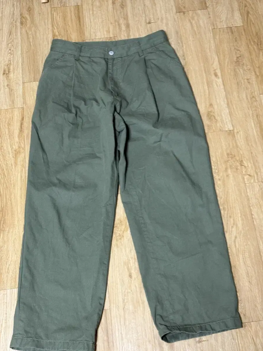 [L] Uniform Bridge Olive Chino Pants