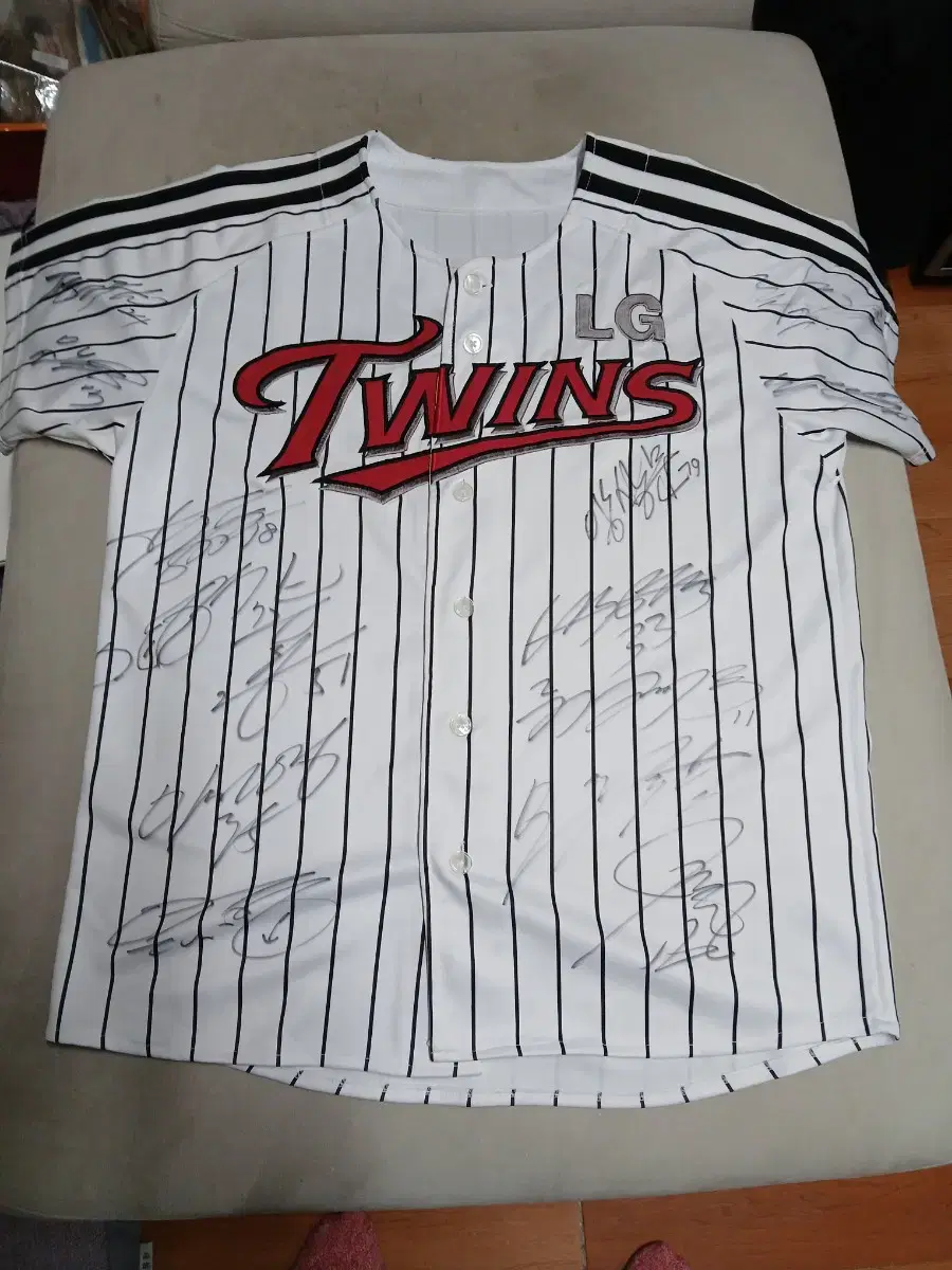 LG Twins sign uniforms