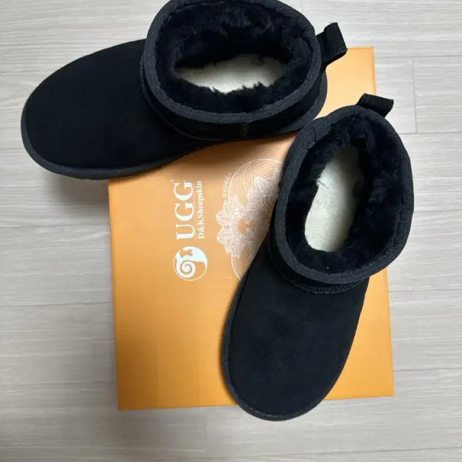 호주 UGG Ultra mini classic 230 새상품