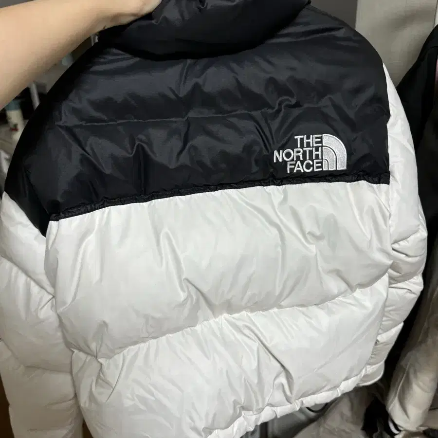 노스페이스 눕시 숏 자켓 가데니아 화이트 TNF 블랙 700