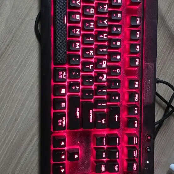 K70 lux 키보드 입니다