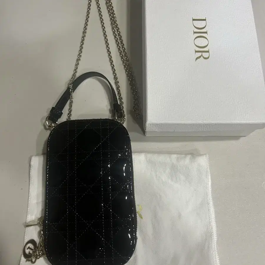 디올 LADY DIOR 까나쥬 페이턴트 / 램스킨 폼 홀더 체인백