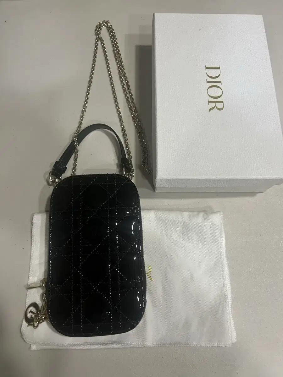 디올 LADY DIOR 까나쥬 페이턴트 / 램스킨 폼 홀더 체인백