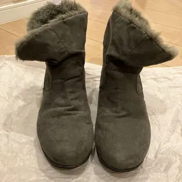 [눈비, 눈비 사양] 퍼가 달린 그레이 스웨이드 어그 부츠