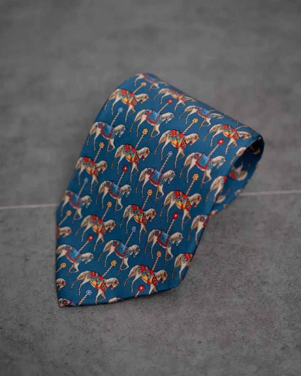 Old Hunting World Silk Tie (9.5)