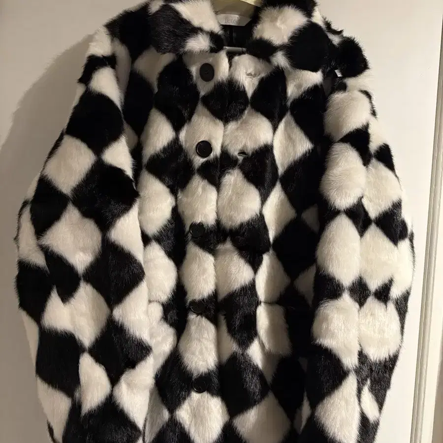 FETCH 패치 퍼 자켓 FAUX FUR COAT CHECKER BLAC