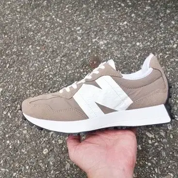 New Balance 뉴발란스 / 327 스니커즈 머쉬룸 / 8 (260