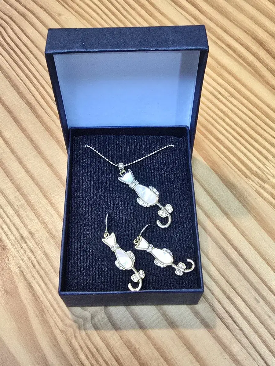 New product, mother-of-pearl pendant necklace and earring set