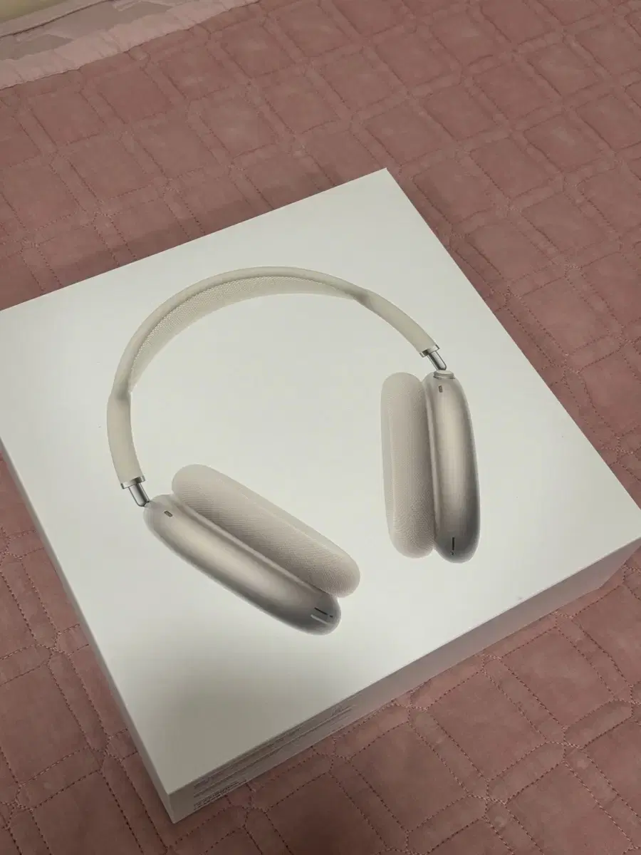 AirPods Max sealed Starlight