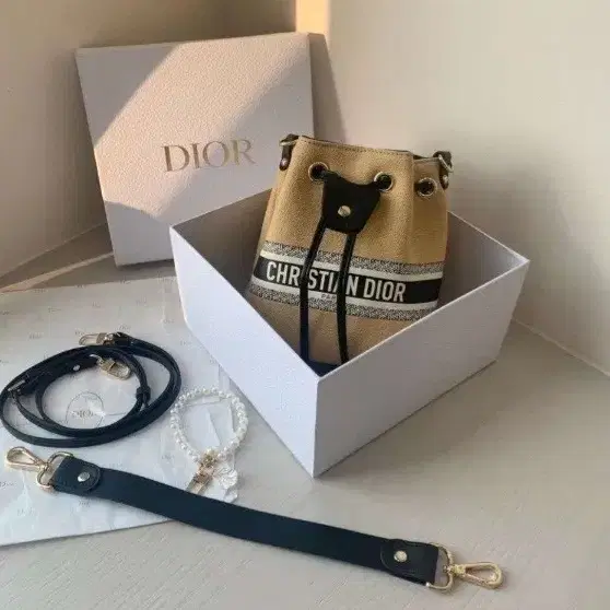 크리스찬 DIOR. 복조리 크로스가방(박스O)