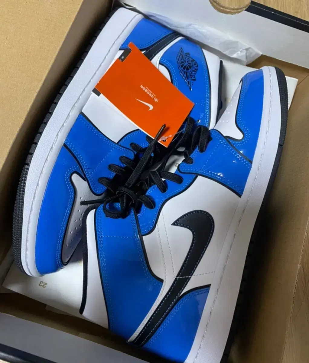 Jordan 1 Mid SE Signal Blue / 275