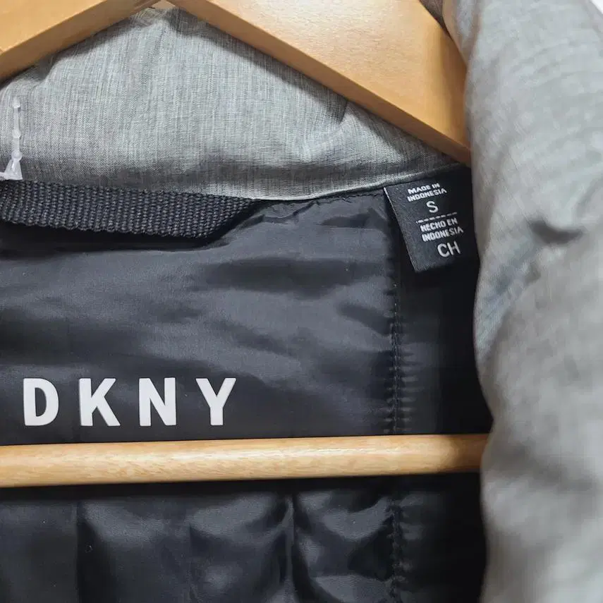 [DKNY] 여성 경량 패딩점퍼 S (85-155)