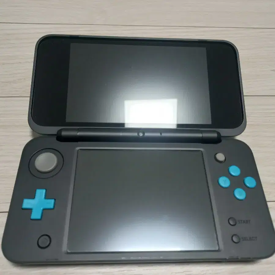 닌텐도 2ds xl,충전기, 게임칩 2개 일괄 판매 합니다.