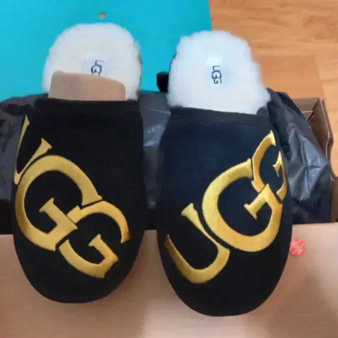 새상품 어그 UGG 슬리퍼 270