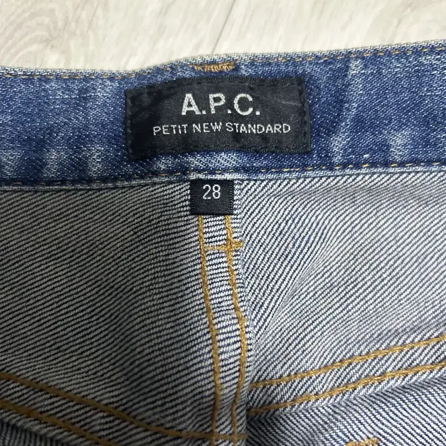 아페쎄 (A.P.C.) 쁘띠 뉴스탠 중청 28 급처