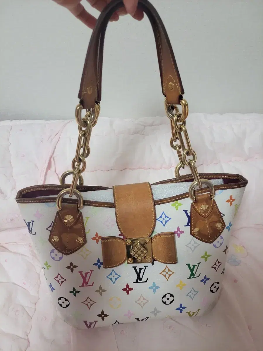 Genuine) Quick sale!Louis Vuitton White Annie MM ribbon shoulder bag tote bag store price330만원