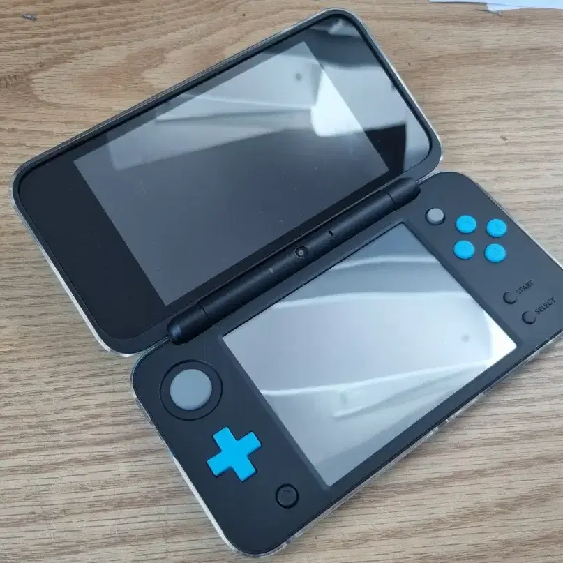 닌텐도 2ds xl 팝니다 (케이스&칩 추가 동봉)