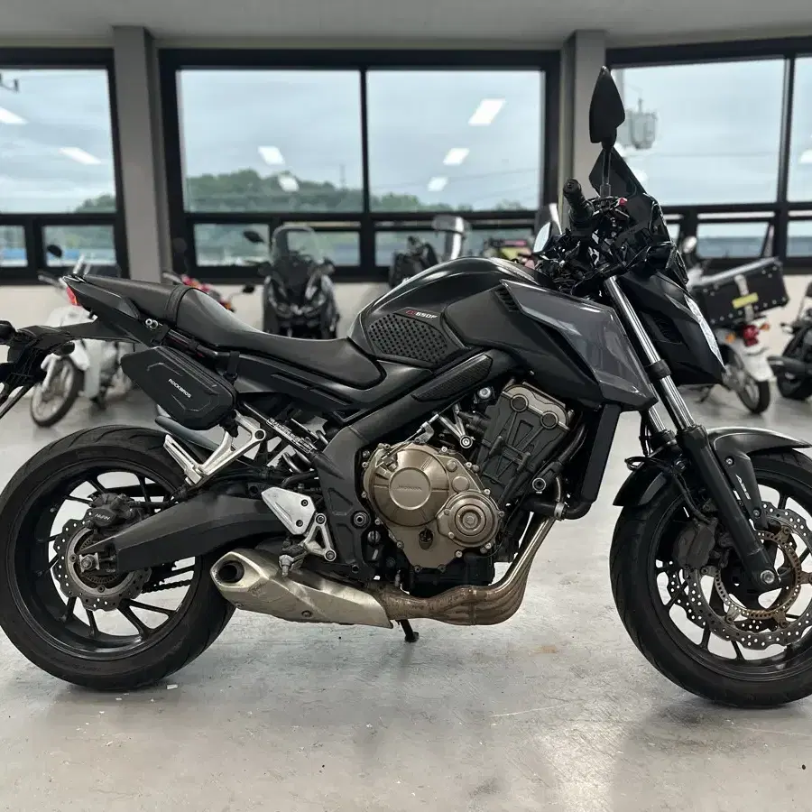 17년식 혼다 CB650F 2만Km 깔끔한차량 판매합니다.