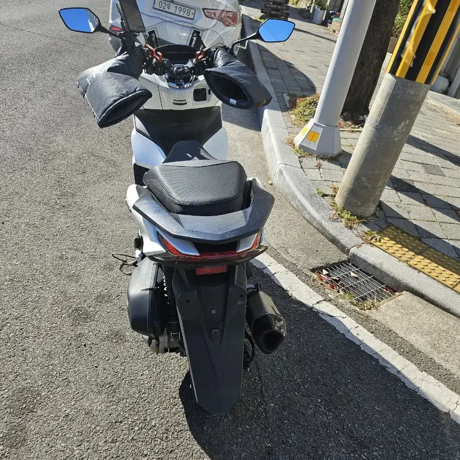 23년식 pcx125 튜닝흰색팝니다