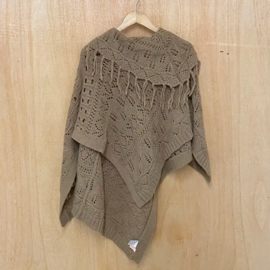 BEAMS fringe knit cape