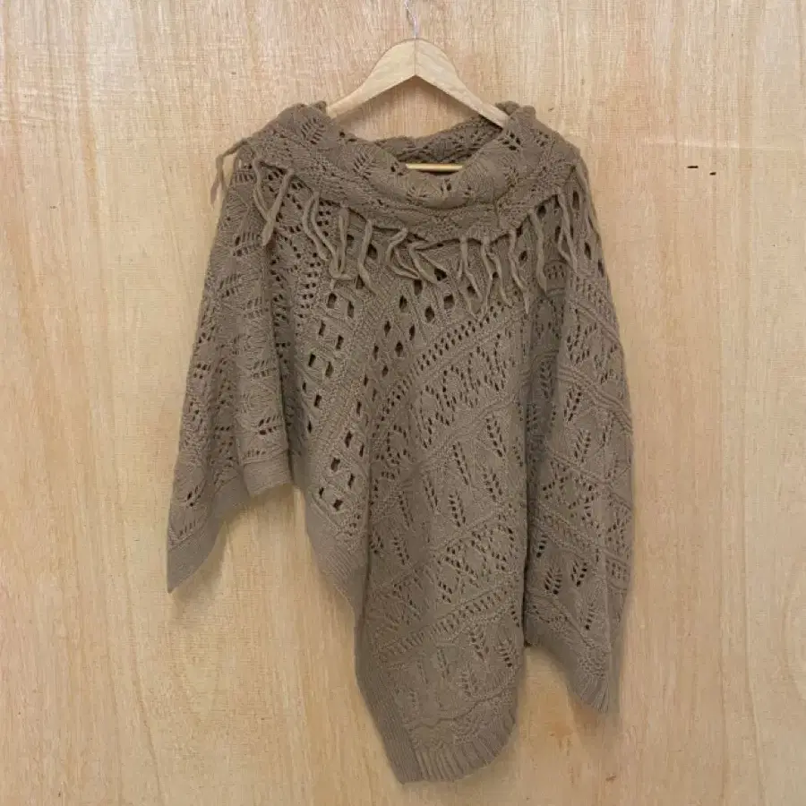 BEAMS fringe knit cape