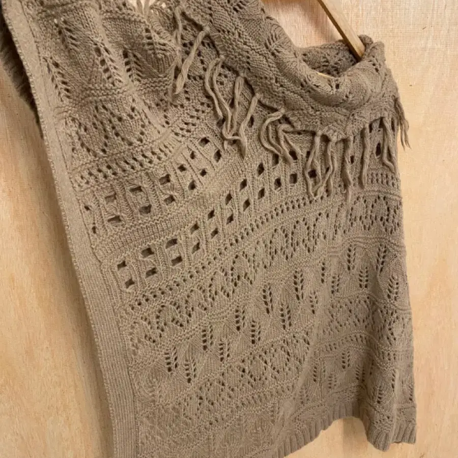 BEAMS fringe knit cape