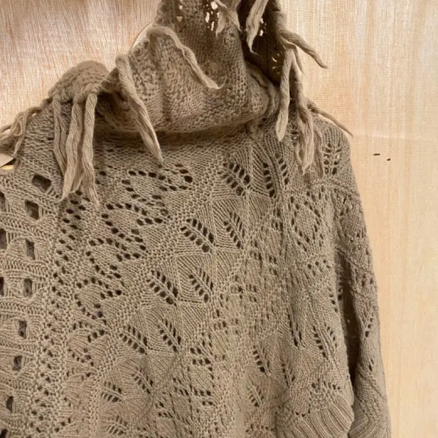 BEAMS fringe knit cape